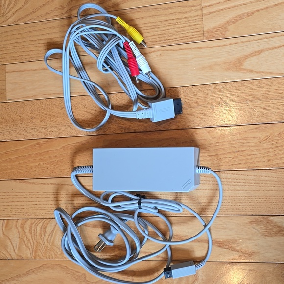 Nintendo Wii + 3 Wii Games Wii Sport Resorts, Just Dance 2014 & 2015. NO REMOTES - Picture 13 of 16